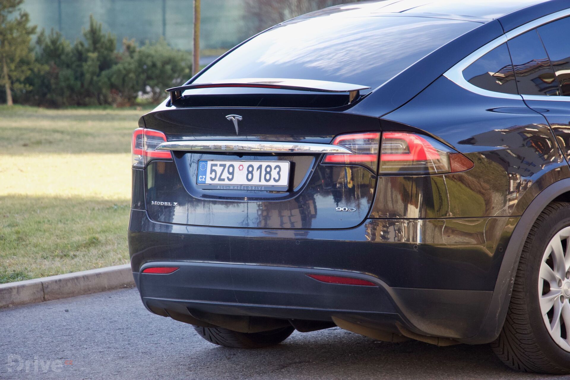 Tesla Model X (2016)