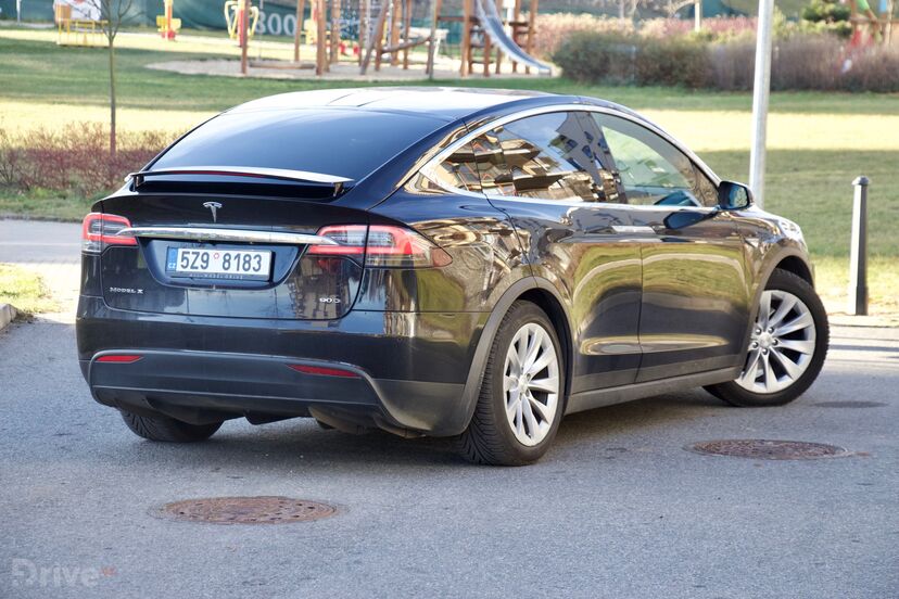 Tesla Model X (2016)