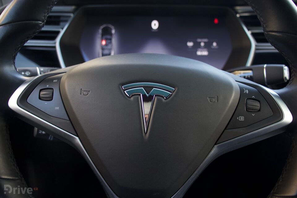 Tesla Model X (2016)