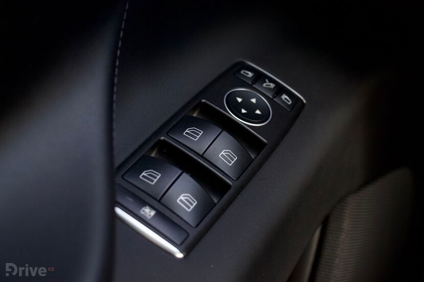 Tesla Model X (2016)