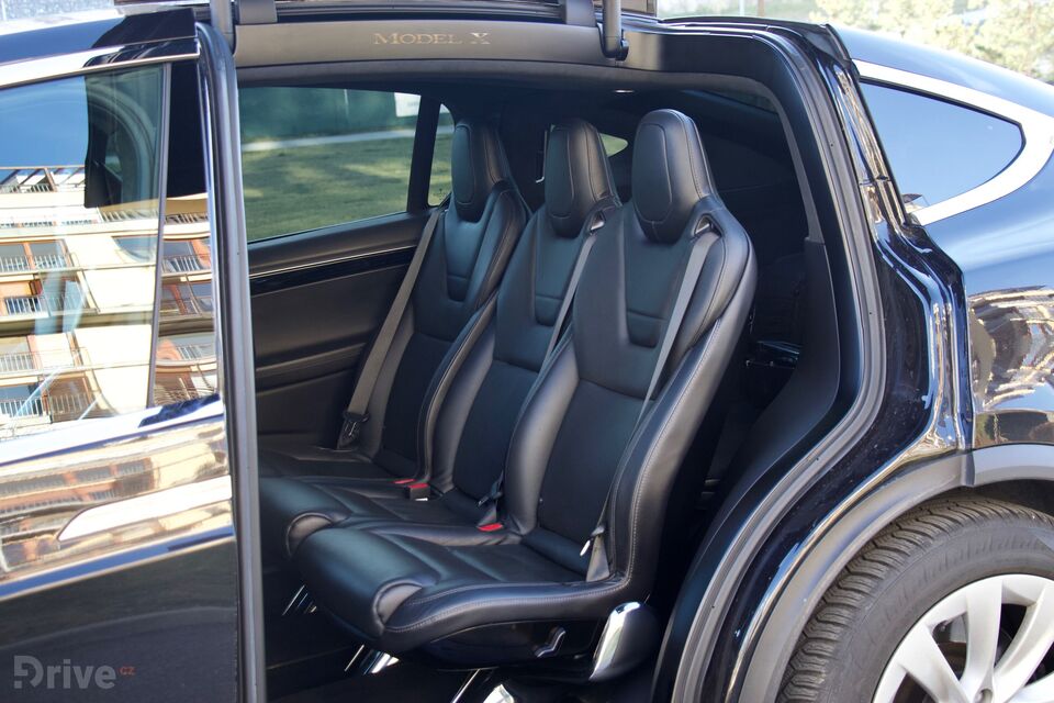 Tesla Model X (2016)