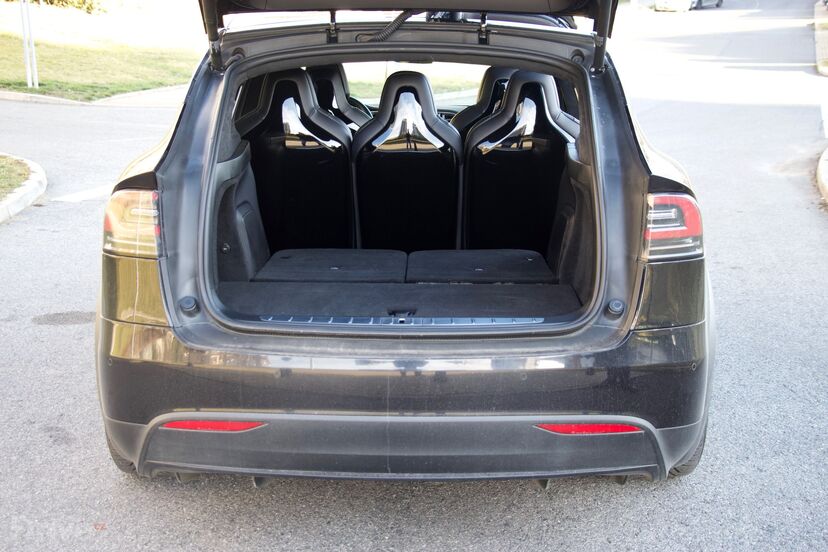 Tesla Model X (2016)