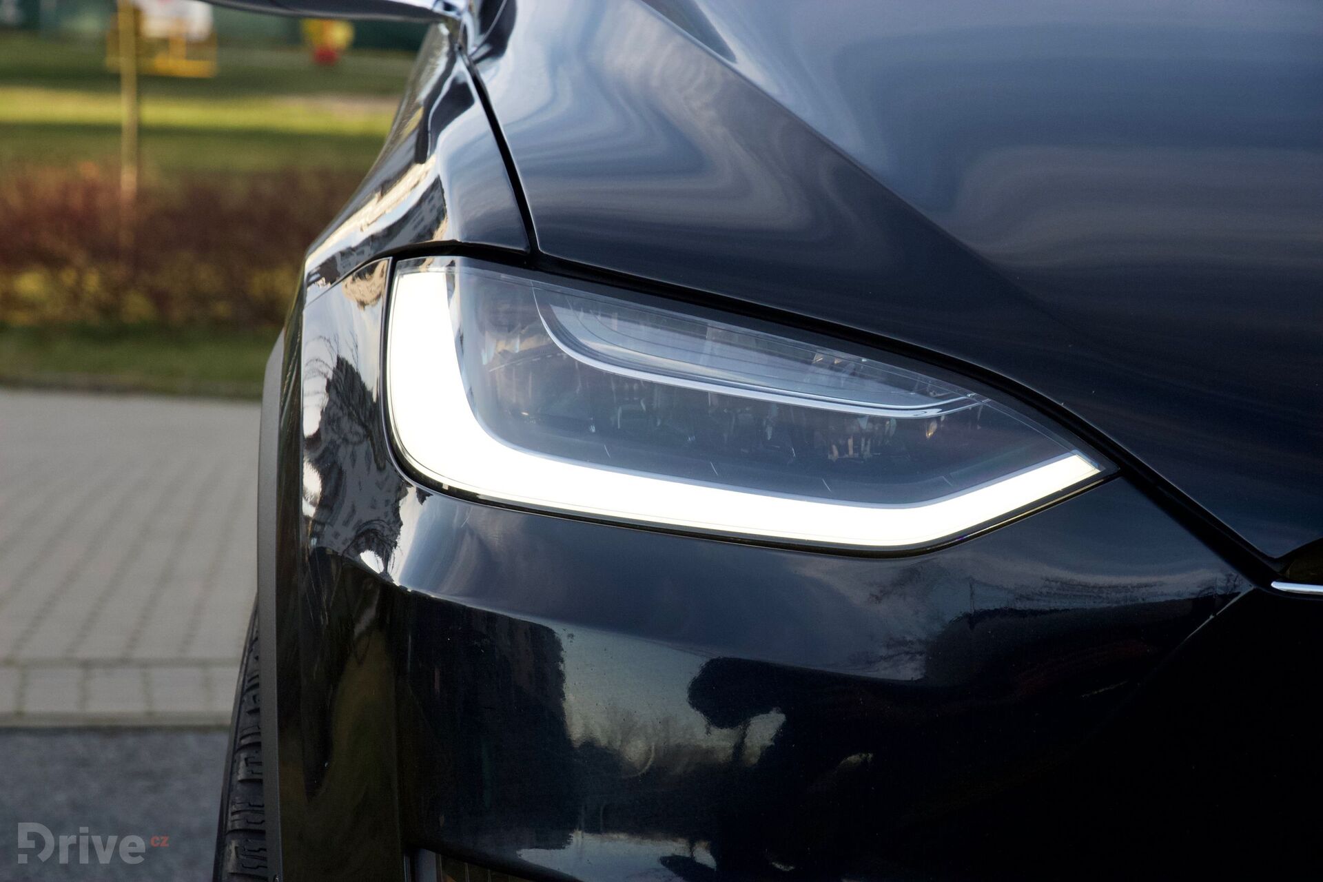 Tesla Model X (2016)