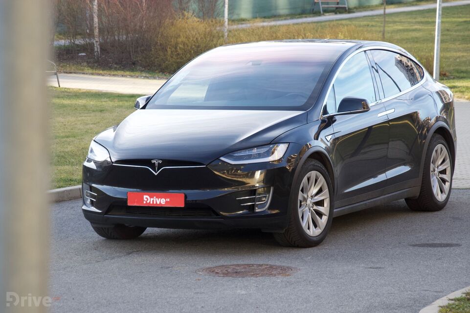Tesla Model X (2016)