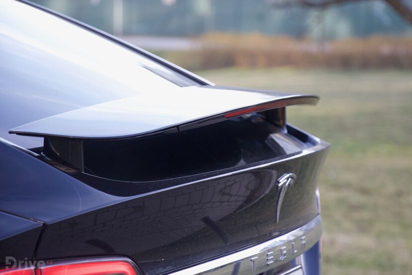 Tesla Model X (2016)