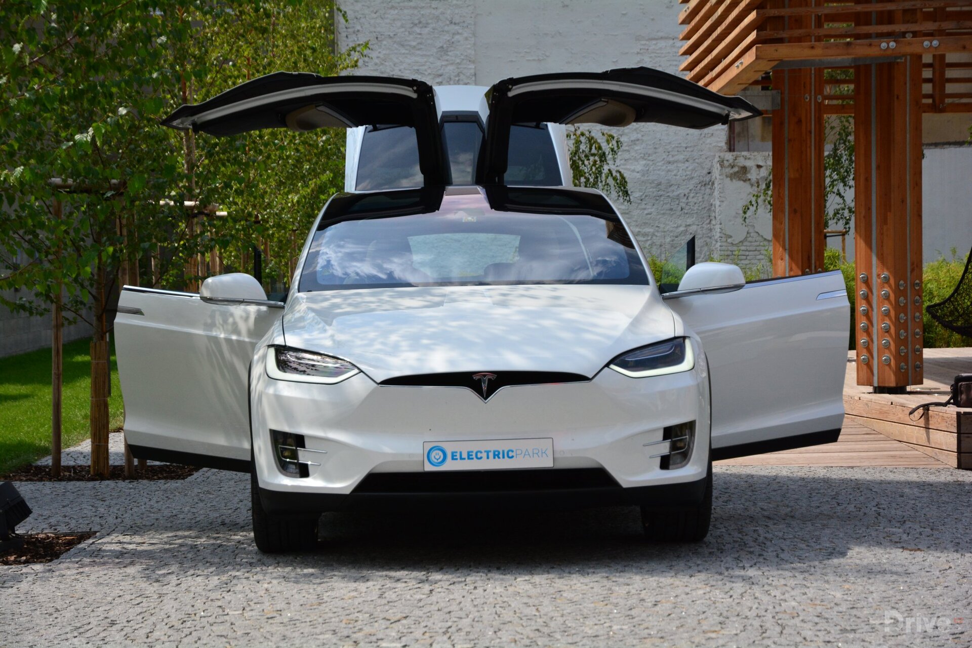 Tesla Model X (2016)
