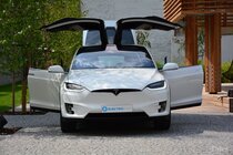 Tesla Model X (2016)