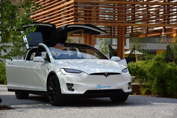 Tesla Model X (2016)
