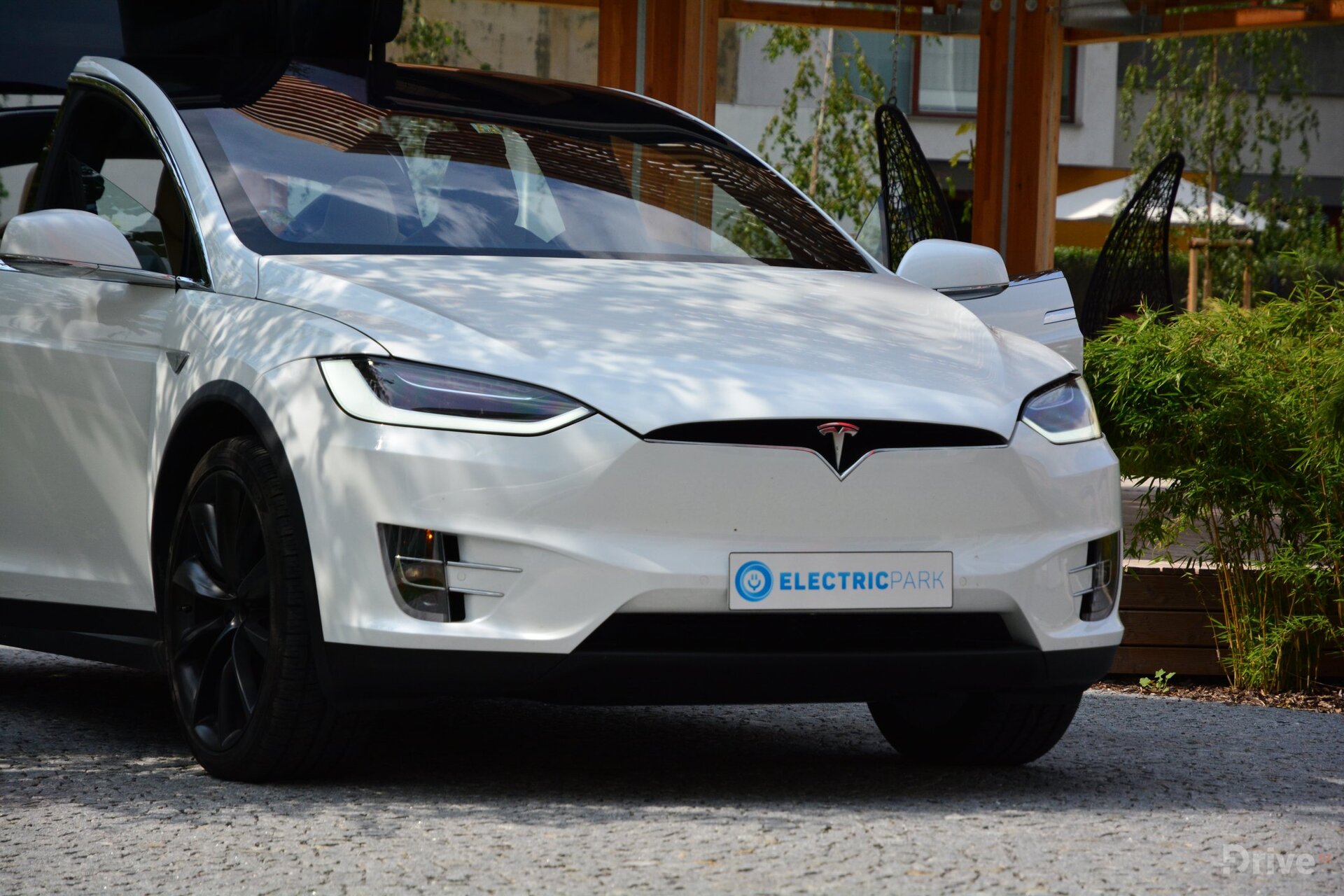 Tesla Model X (2016)