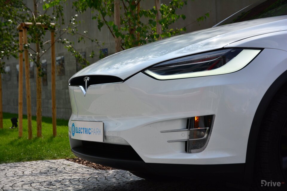 Tesla Model X (2016)
