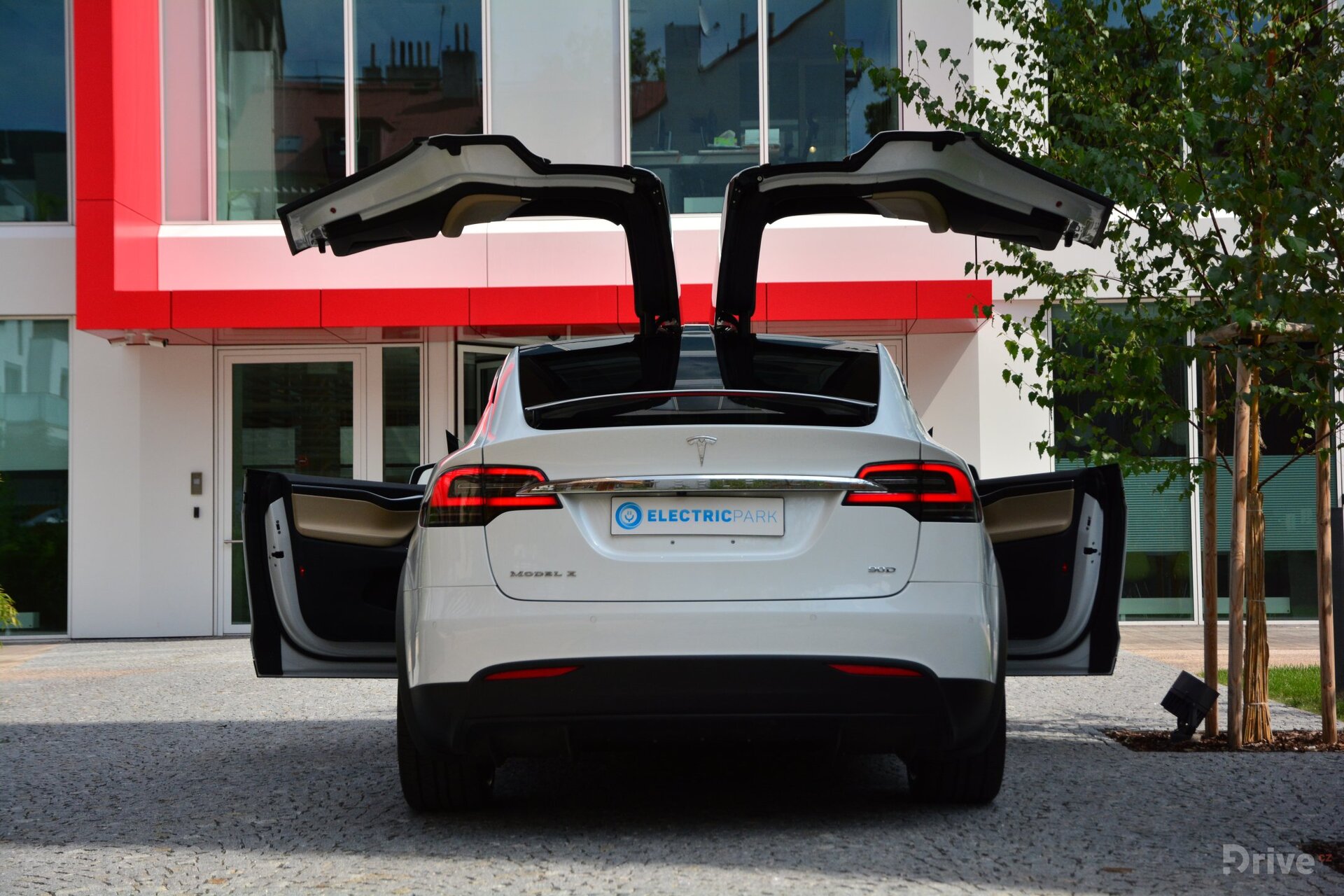 Tesla Model X (2016)