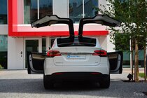 Tesla Model X (2016)