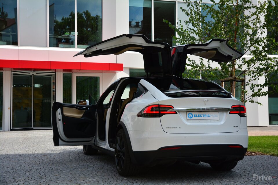 Tesla Model X (2016)