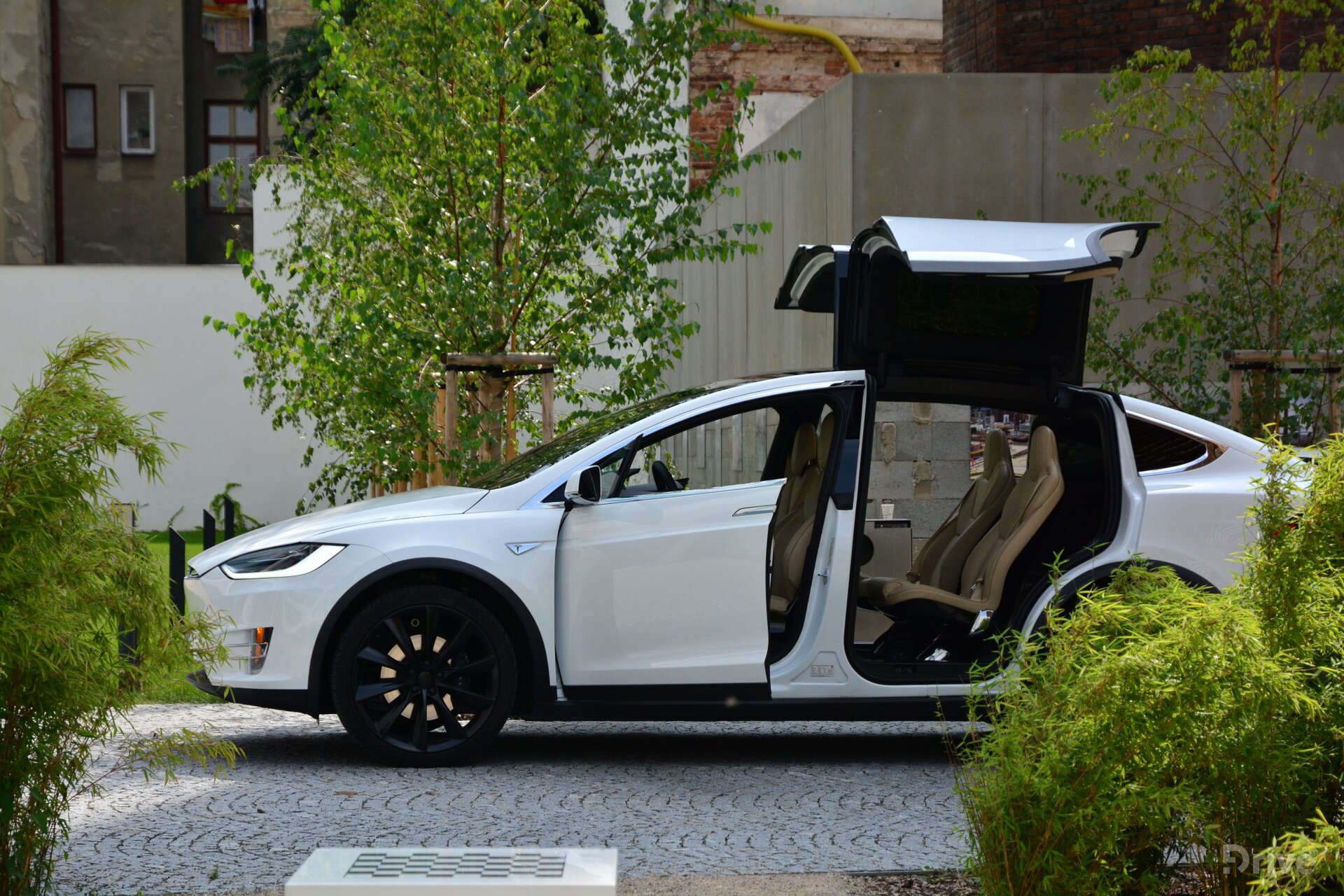 Tesla Model X (2016)