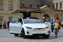 Tesla Model X (2016)