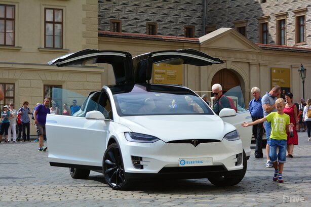 Tesla Model X (2016)