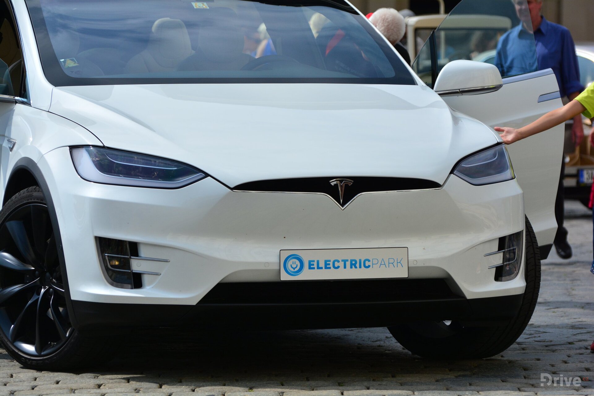 Tesla Model X (2016)