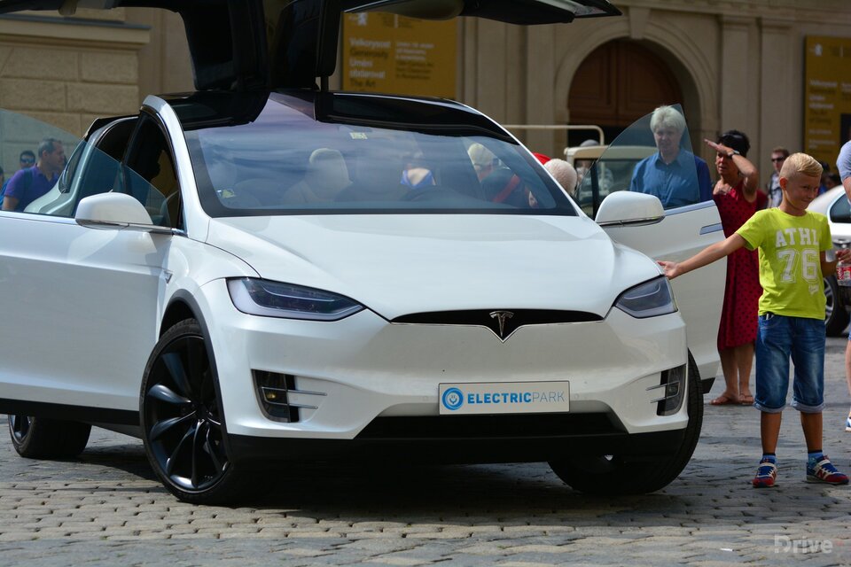 Tesla Model X (2016)