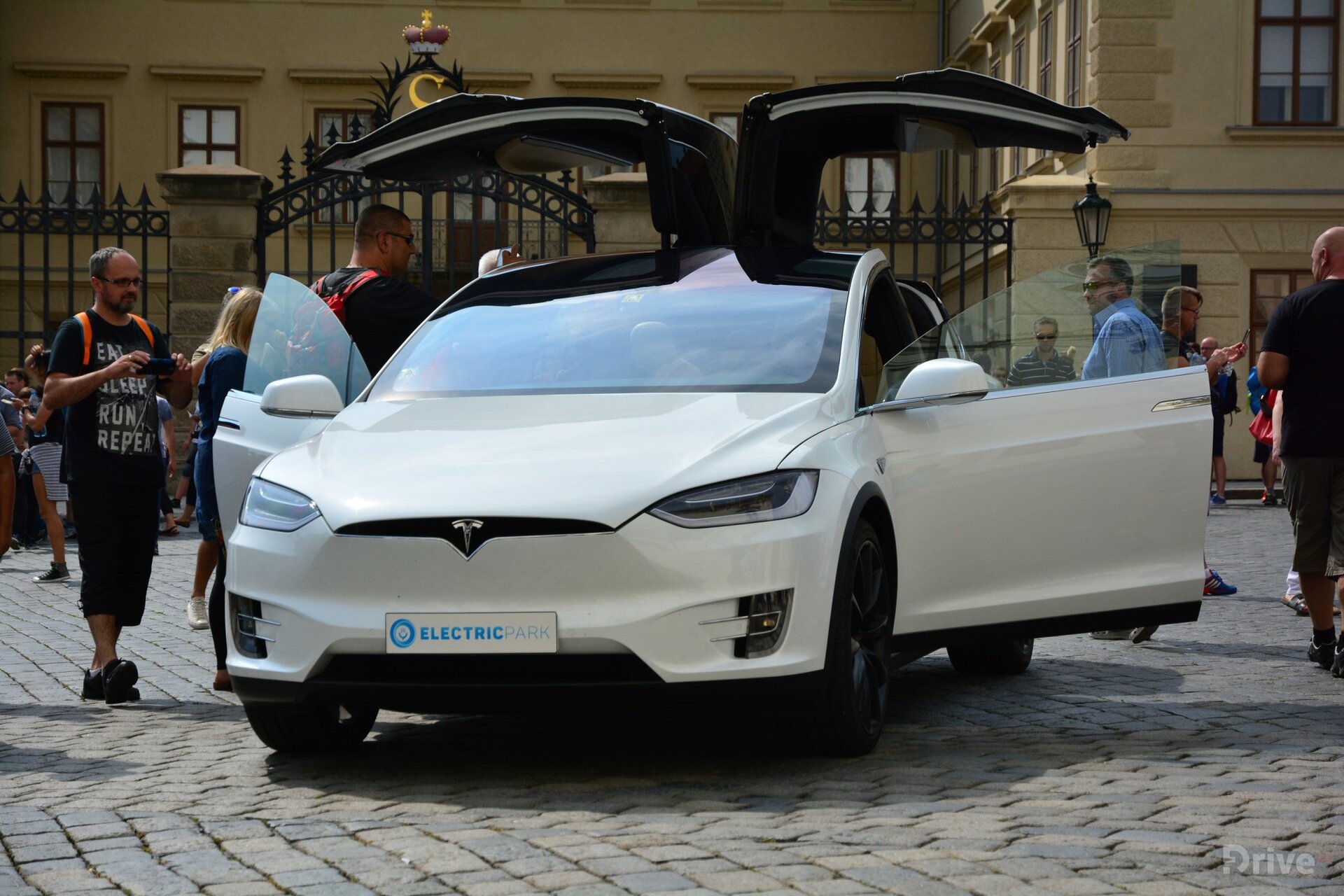 Tesla Model X (2016)