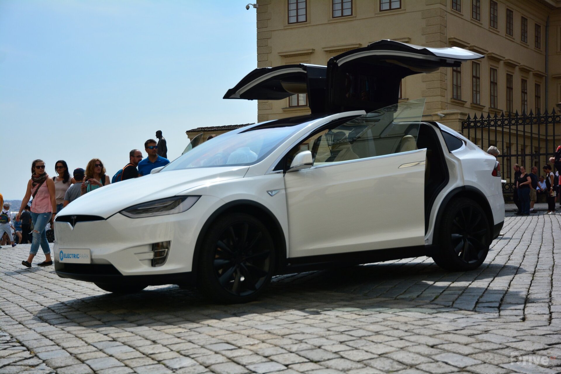 Tesla Model X (2016)