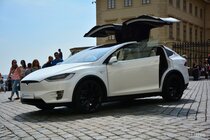 Tesla Model X (2016)