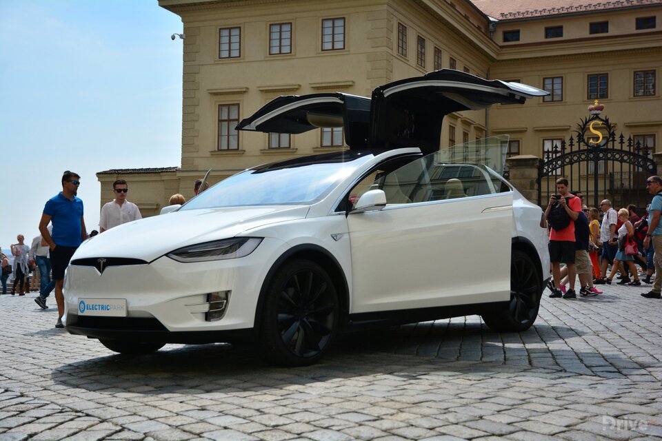 Tesla Model X (2016)