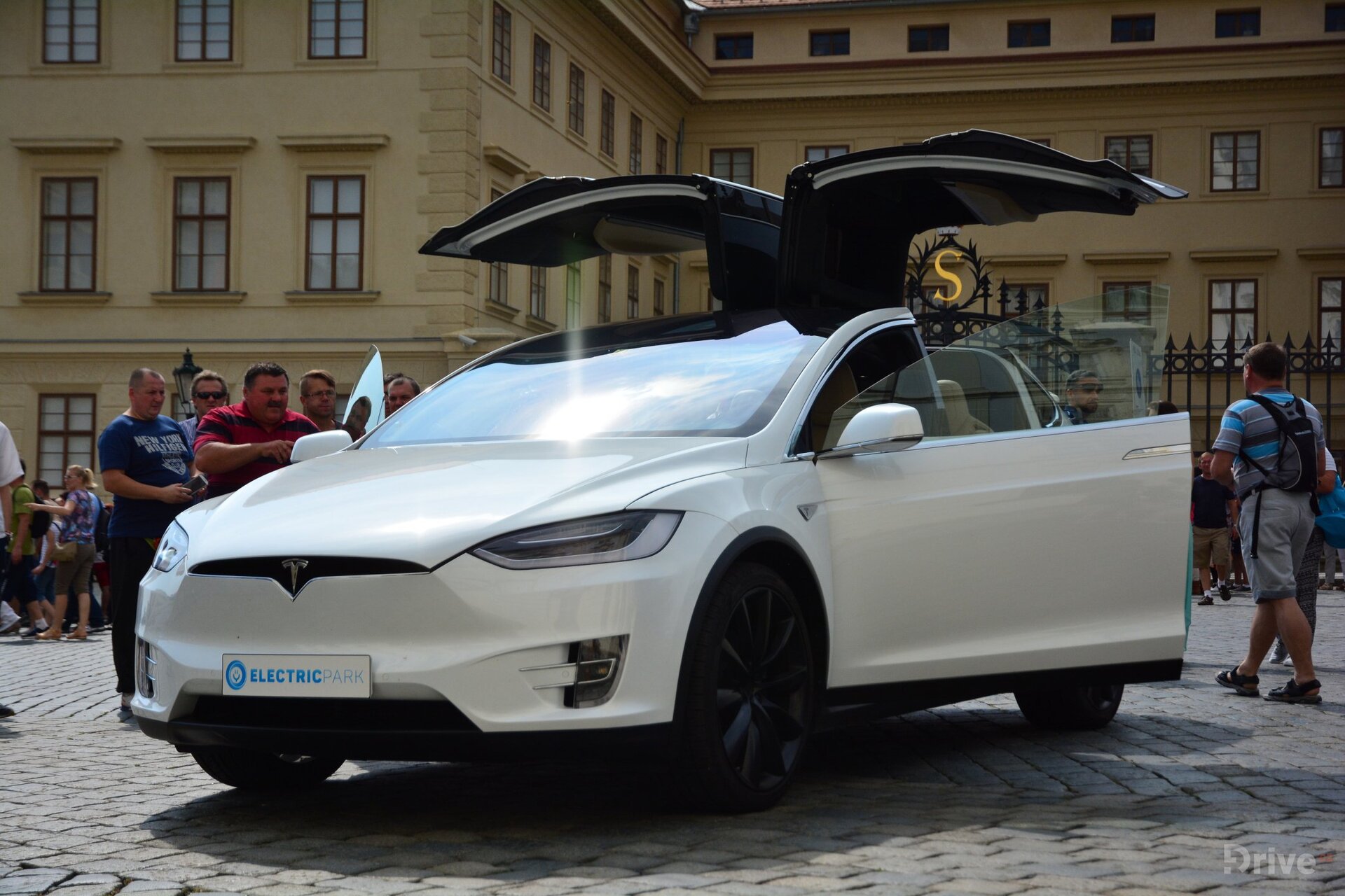 Tesla Model X (2016)