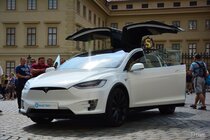 Tesla Model X (2016)