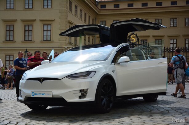 Tesla Model X (2016)