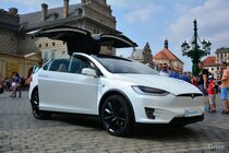 Tesla Model X (2016)