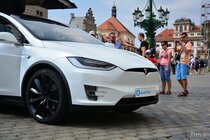 Tesla Model X (2016)