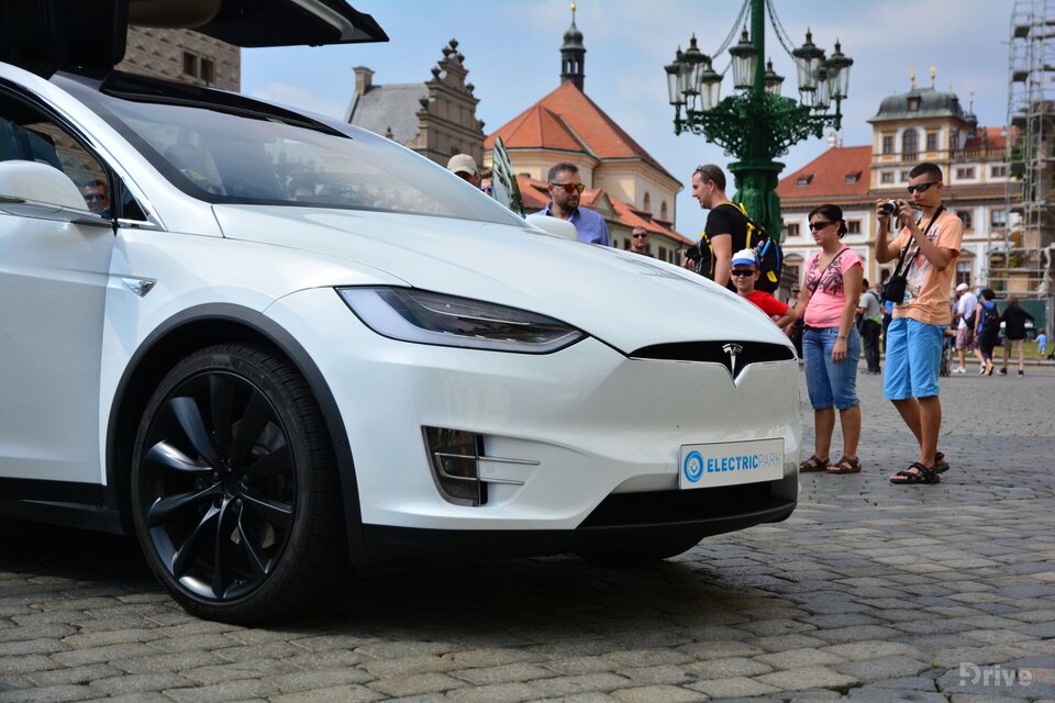 Tesla Model X (2016)