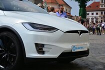 Tesla Model X (2016)