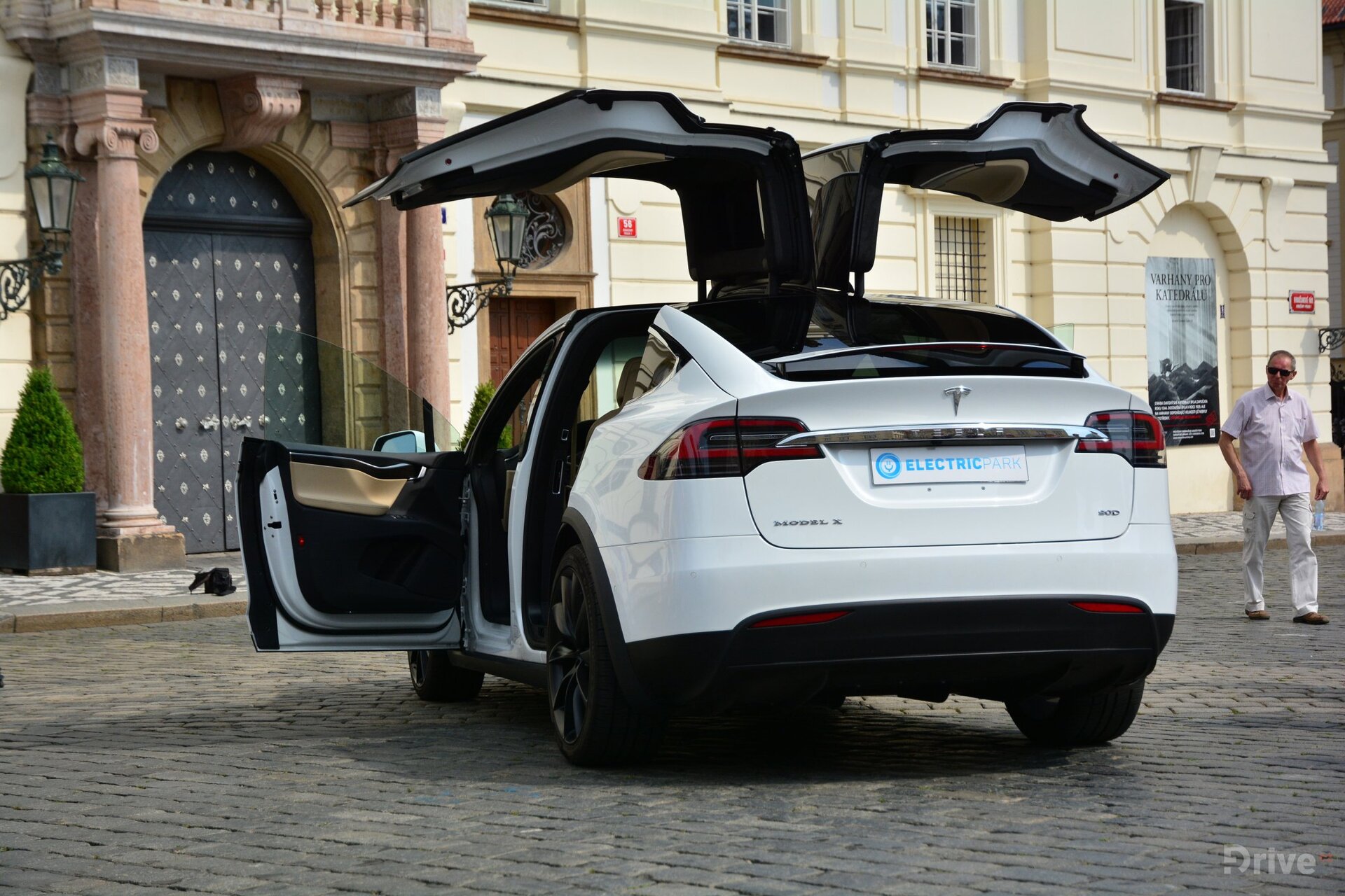 Tesla Model X (2016)