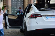 Tesla Model X (2016)