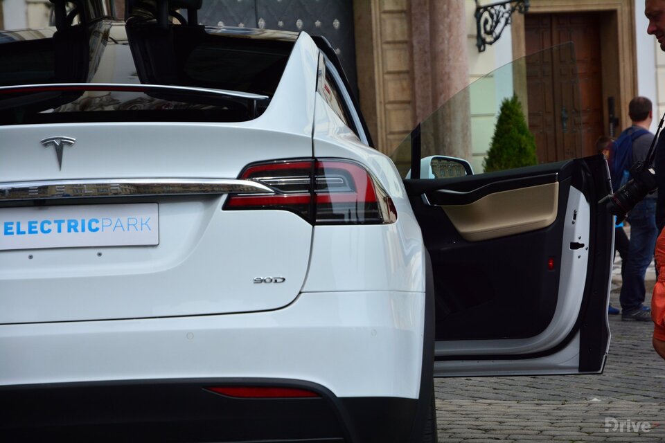Tesla Model X (2016)