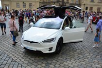 Tesla Model X (2016)
