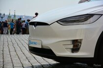 Tesla Model X (2016)