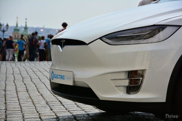 Tesla Model X (2016)