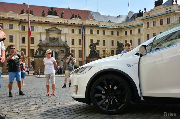 Tesla Model X (2016)