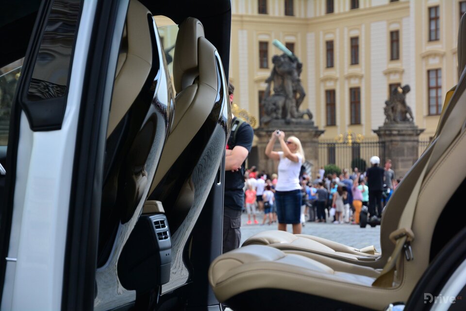 Tesla Model X (2016)