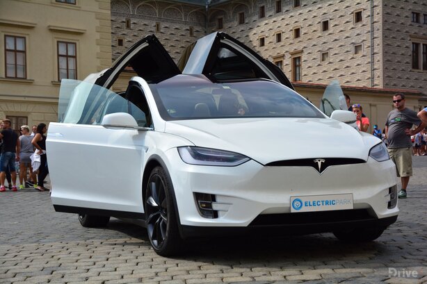 Tesla Model X (2016)