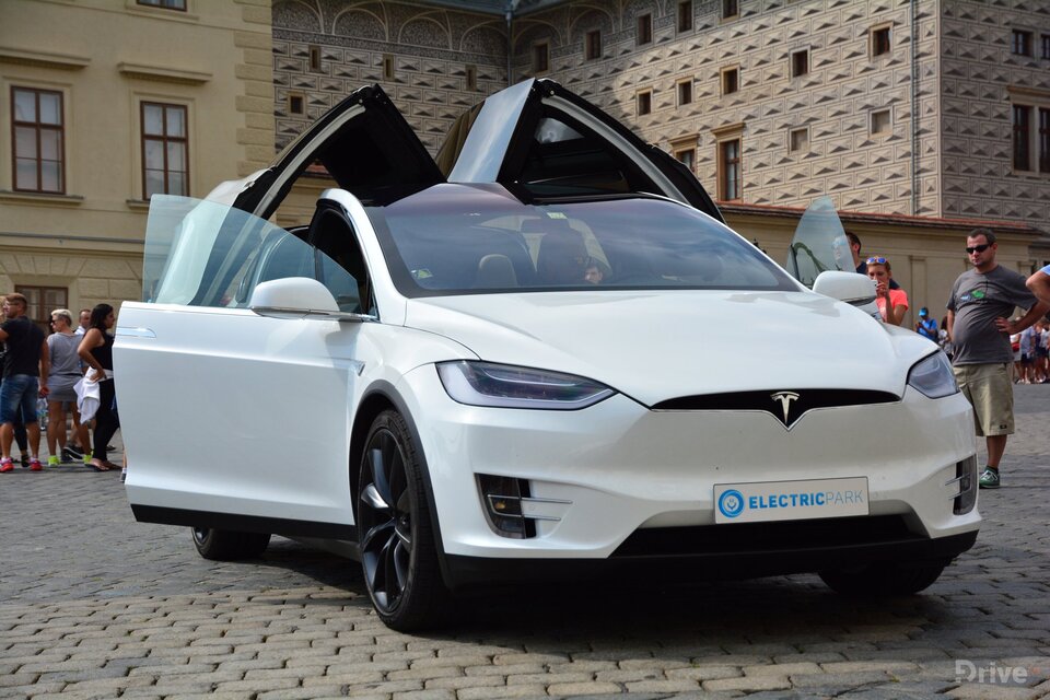 Tesla Model X (2016)