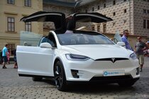 Tesla Model X (2016)