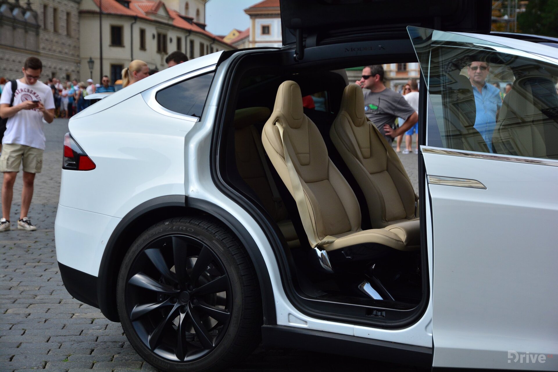 Tesla Model X (2016)