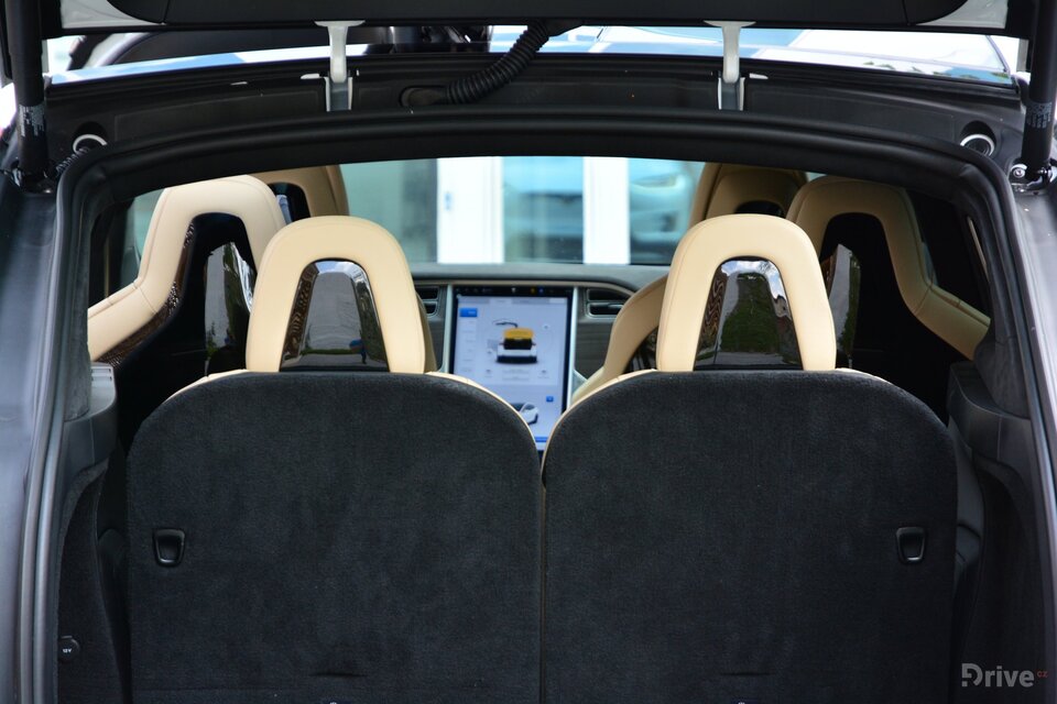 Tesla Model X (2016)