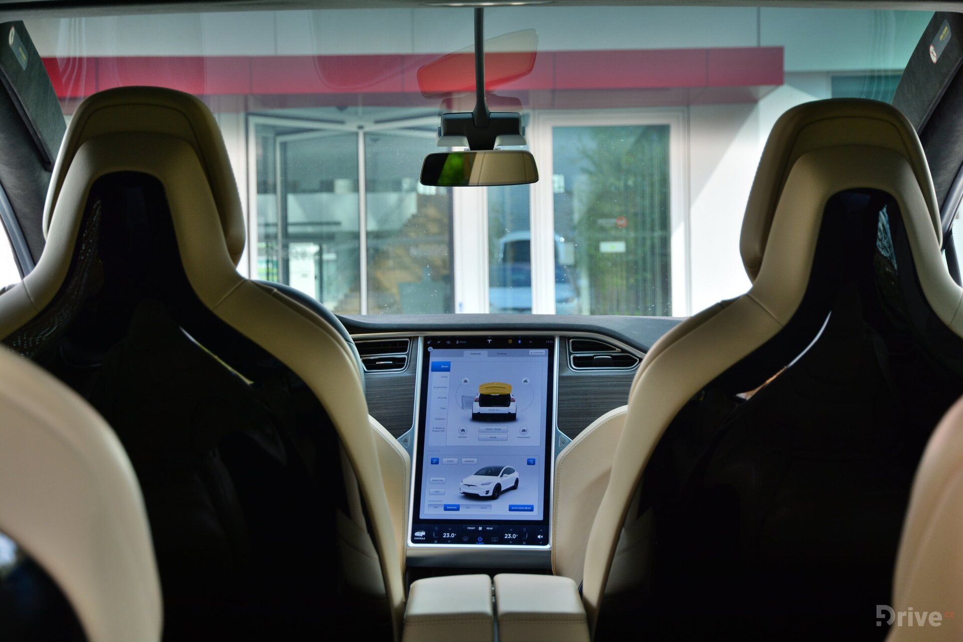 Tesla Model X (2016)