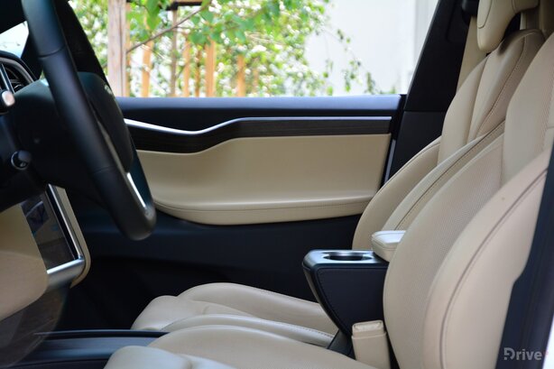 Tesla Model X (2016)