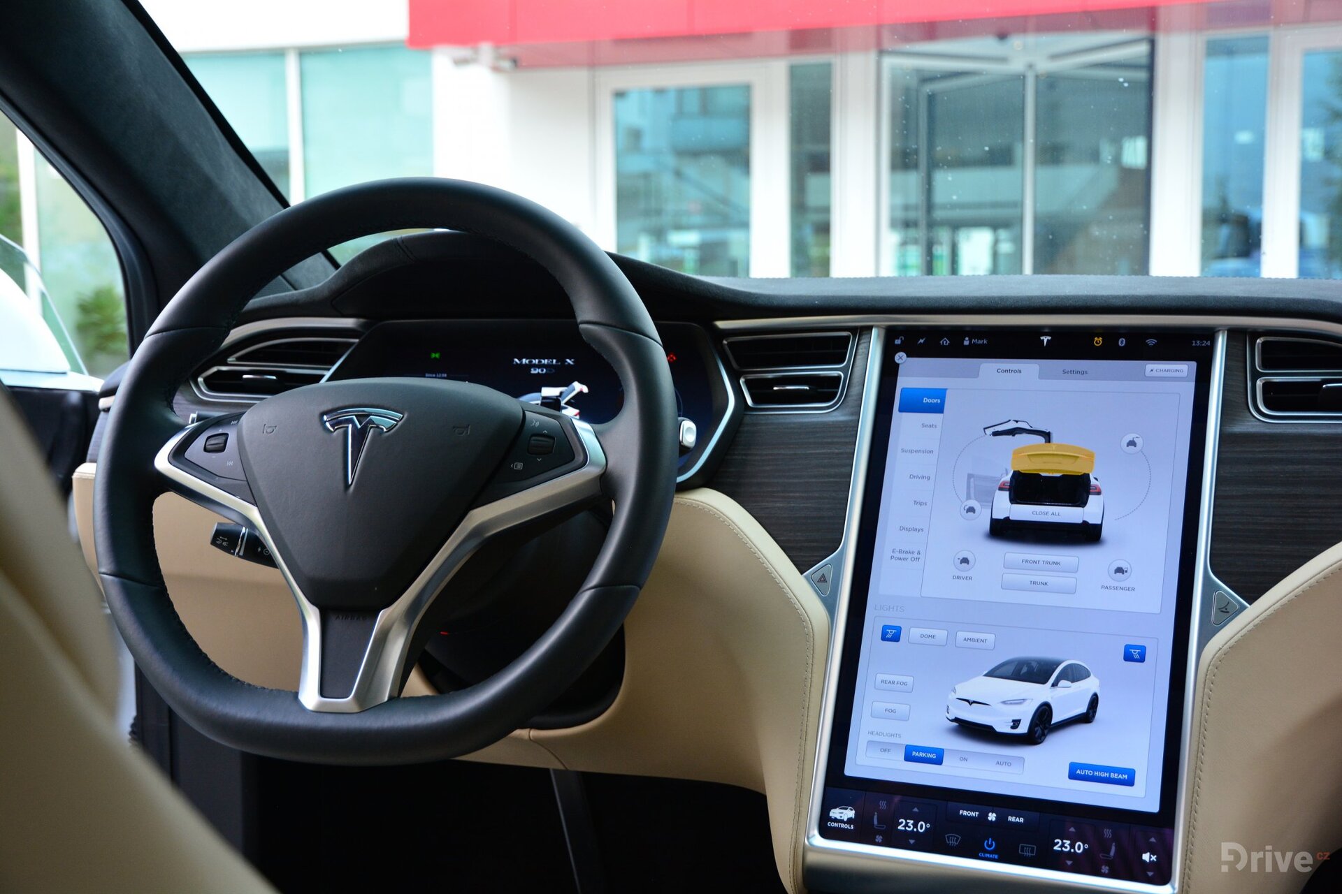 Tesla Model X (2016)