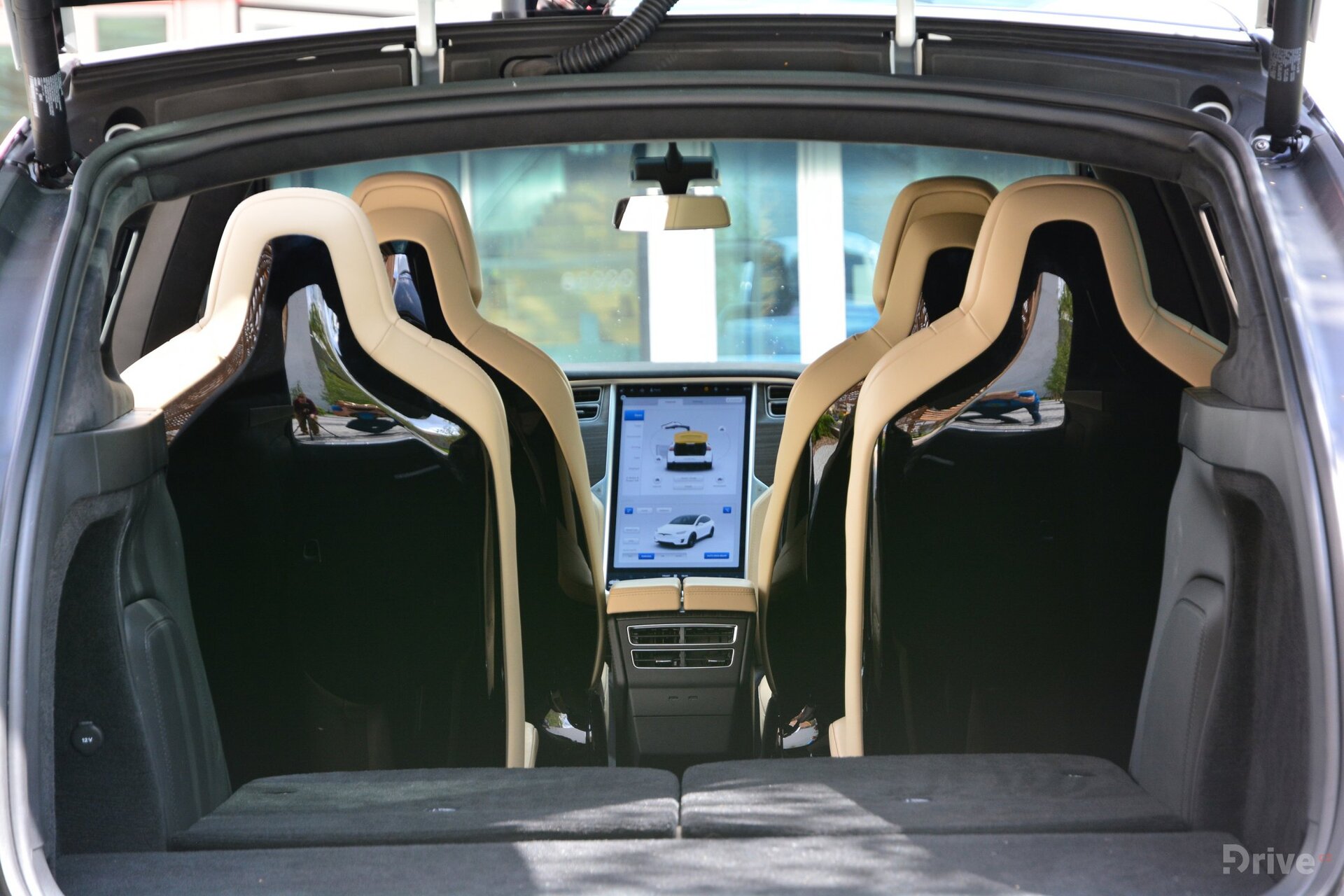 Tesla Model X (2016)